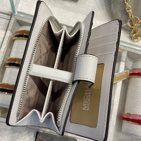 Michael Kors Medium Saffiano Leather Wallet
Optic White
NWT - Picture 11 of 16